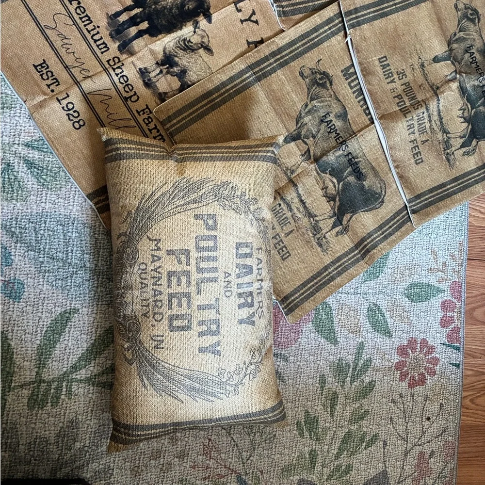 7 Pillow covers 18 x 18“ one has a duplicate and pillow with cover 17“ x 10“